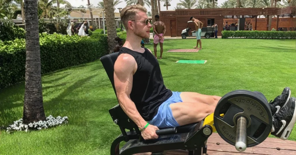 Hypertrophy coach Rikard demonstrating leg press exercise for muscle building in Barcelona